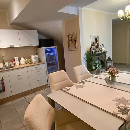 Maison Madame Exquisit בית הארחה 3*